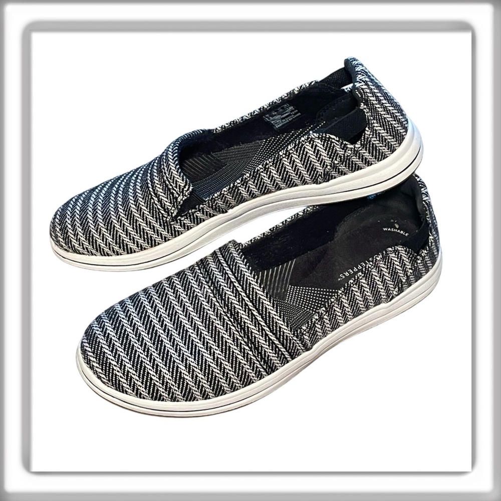 Clarks cloudstepper breeze II black and white loafer